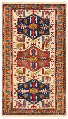 un tapis multicolore à motifs géométriques sur fond blanc