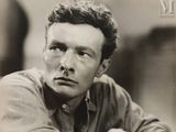 photographie en noir et blanc d'un homme avec une cigarette à la bouche