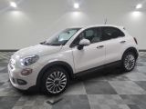 Le SUV Fiat blanc est garé sur un sol en carrelage à damier.