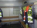 de nombreux gilets de sécurité accrochés à un mur dans une pièce