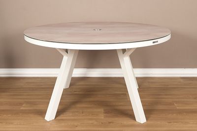 une photo d'une table blanche avec un plateau en bois posée sur un parquet en bois massif