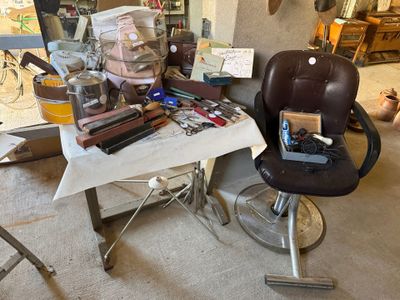 COIFFURE. Lot d'objets autour de la thématique de la coiffur…