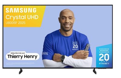 le téléviseur Samsung Crystal UHD avec un homme en chemise bleue