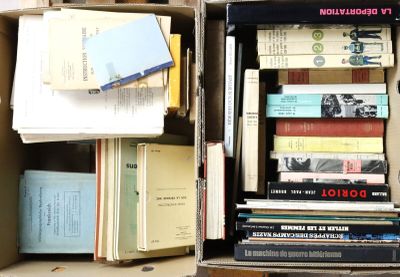 une boîte pleine de livres posée sur une table