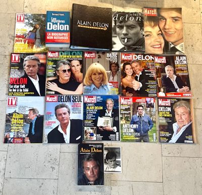 Lot Alain Delon comprenant 3 livres, dont 2 biographies et 1…