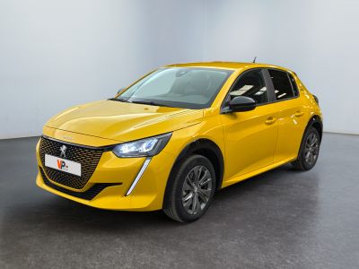 Une voiture jaune est garée dans une pièce blanche au sol noir.