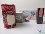 une boîte de chocolats et un pot de confiture posés sur une table
