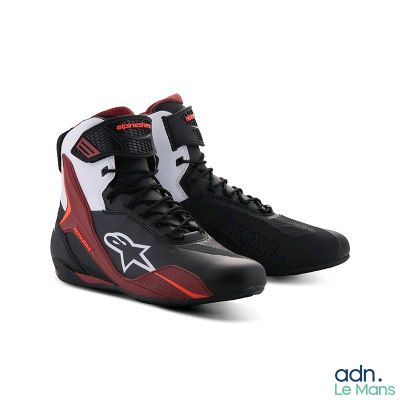 une paire de chaussures noires et rouges à semelles blanches