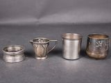 trois coupes en argent et une coupe en argent posées sur une table