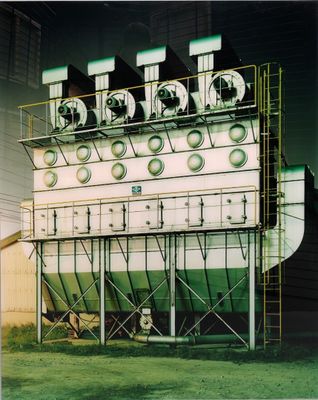 une grosse machine qui est posée dans l'herbe