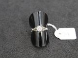 gros plan d'une bague sur une table avec une étiquette de prix