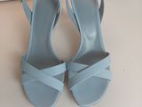 Les chaussures sont bleues et ont des lanières au niveau des orteils.