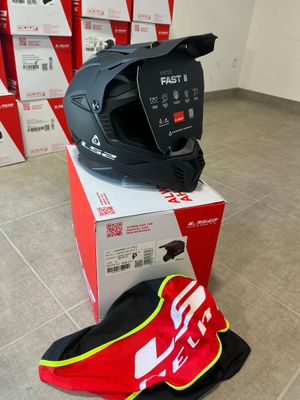 un casque posé sur une boîte