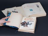 une personne tenant un livre ouvert sur une table