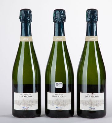 trois bouteilles de champagne sont alignées sur une surface blanche