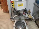 une machine posée sur le sol de la cuisine