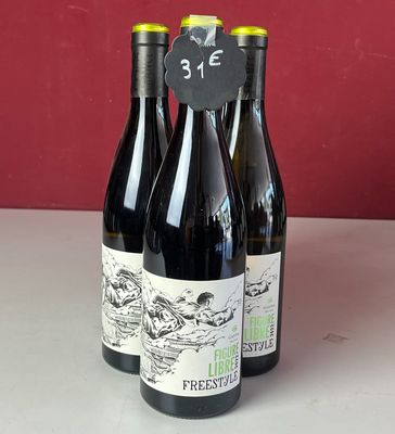 plusieurs bouteilles de vin sont alignées sur un comptoir