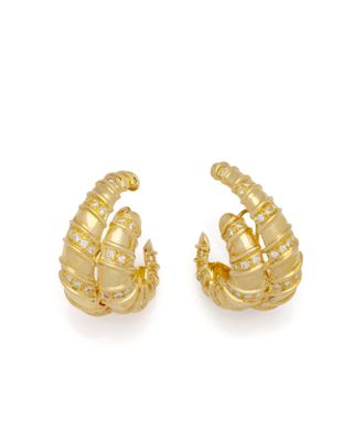 une paire de boucles d'oreilles en or et diamants