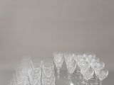 un grand nombre de verres posés sur une table