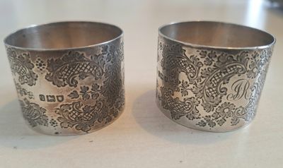 deux coupes en argent ornées de motifs, posées sur une table