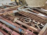 un tas de tuyaux rouillés et des tuyaux empilés