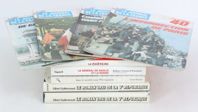 plusieurs livres sont empilés sur une table