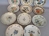 plusieurs assiettes à motifs différents sur une table