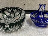 deux vases en verre posés sur une table l'un à côté de l'autre