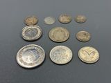 un tas de pièces de monnaie posées sur une table, l'une à côté de l'autre