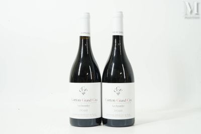 deux bouteilles de vin posées sur une table blanche