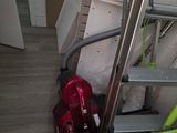 une échelle posée à côté d'une boîte et d'une paire de ciseaux