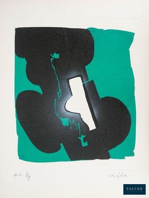 une image représentant un tableau noir et vert accroché à un mur blanc