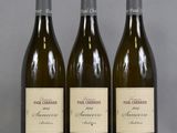 trois bouteilles de vin posées sur une table l'une à côté de l'autre