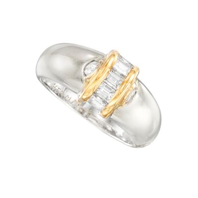 une bague en or blanc et or jaune sertie de diamants taille baguette