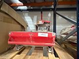 un objet rouge posé sur une palette dans un entrepôt