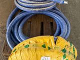 des tuyaux jaunes et bleus posés les uns à côté des autres sur une palette en bois
