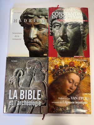 trois livres posés sur une table, dont l'un est posé sur l'autre