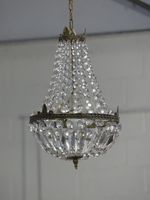 Lustre montgolfière à pampilles orné de palmettes.