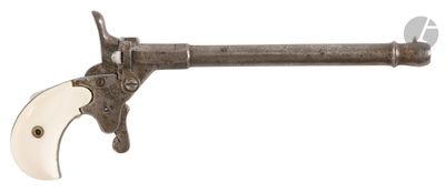 un vieux fusil avec une poignée en bois sur fond blanc