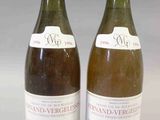 deux bouteilles de vin posées l'une à côté de l'autre sur une table