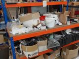 de nombreux cartons et boîtes sur les étagères de l'entrepôt
