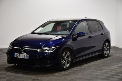 la voiture bleue est garée sur le sol à carreaux d'une pièce