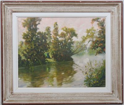 une peinture à l'huile représentant une scène fluviale avec des arbres en arrière-plan