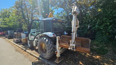 un tracteur garé sur le bord de la route
