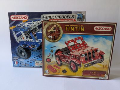 deux boîtes de legos de tailles et de couleurs différentes