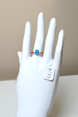 Une bague en argent sertie de 1 ct env d'opales cabochons ov…