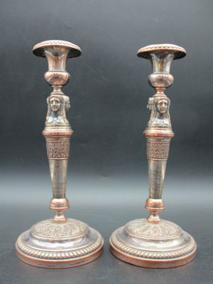une paire de bougeoirs anciens en argent sur fond noir