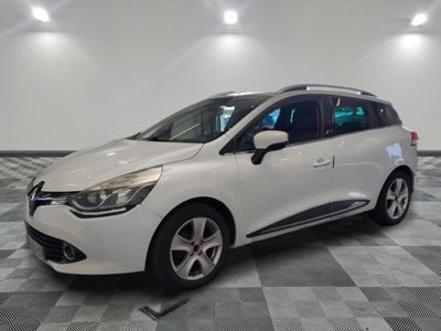 la voiture blanche est garée dans le garage sur un sol en damier