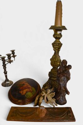 deux bougies et une photo sur la table