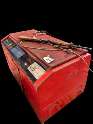une boîte rouge sur laquelle est posée une batte de baseball